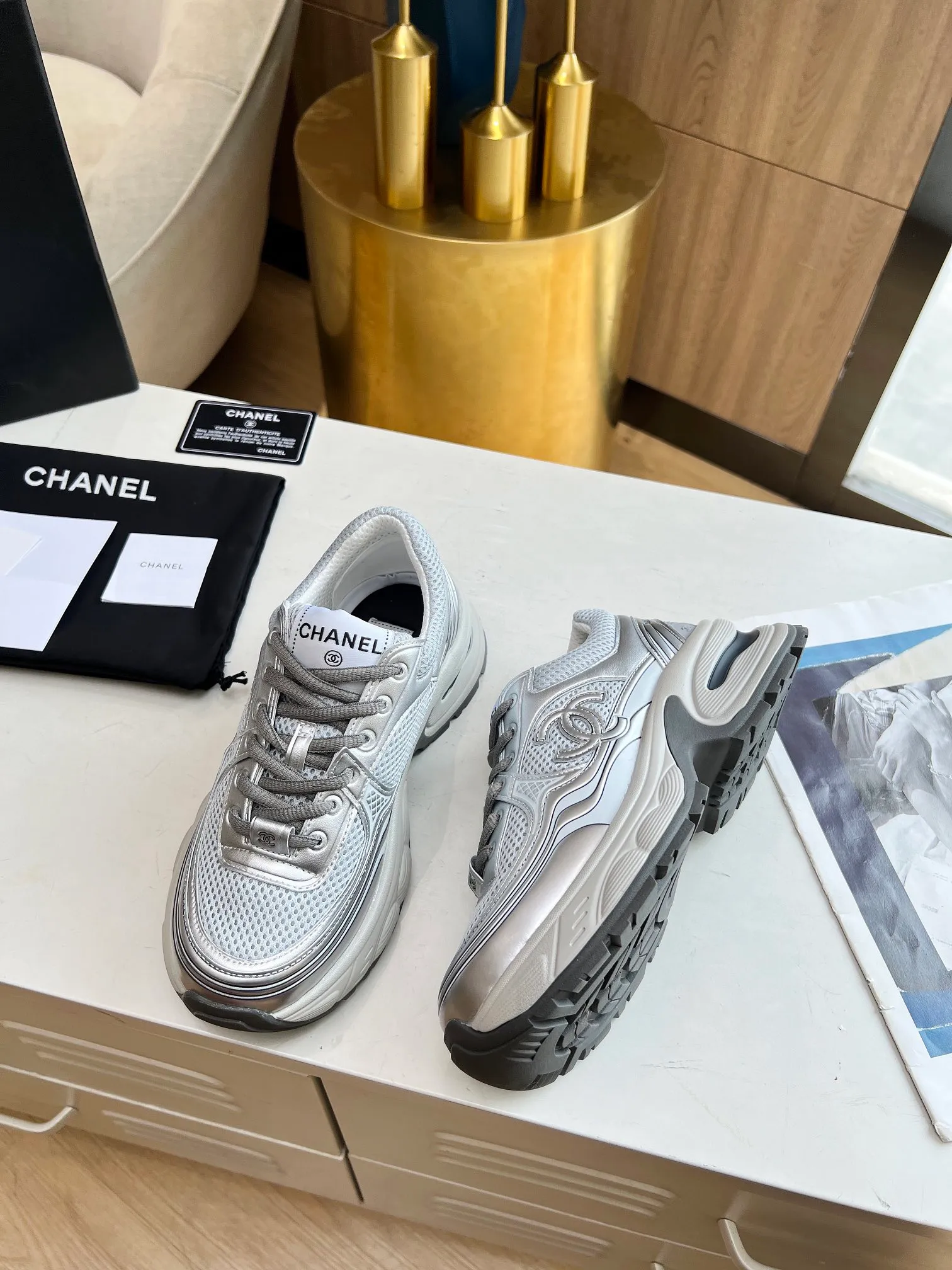 👟👟Ex-factory price 640👟👟 Women's shoe factory chanel Chanel early spring vacation series latest casual sports shoes silver white, gold white, silver gray, black and red! Incomparably beautiful and easy to wear, very light, the lining is also super soft, super comfortable, the upper is breathable, the color is high-end and durable, versatile. Upper: cowhide and cloth stitching. Inner: breathable mesh. Original foam combination outsole. Size: 35-40.